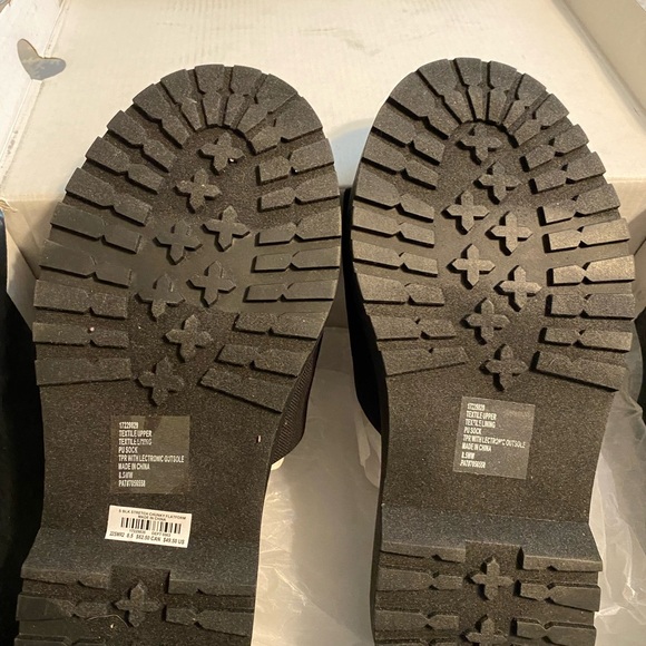 TORRID sip on chunky sandal! They sold out fast but they run alittle big - Picture 3 of 6